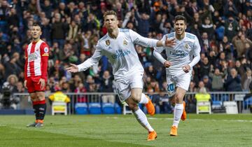 Cristiano Ronaldo scores after a great pass from Kroos. 1-0