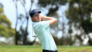 El golfista australiano Cam Davis golpea una bola durante la primera jornada del Open de Australia de Golf.