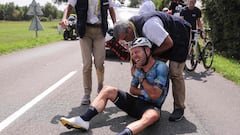 Mark Cavendish se duele del hombro tras caer.