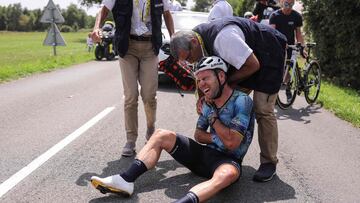 Mark Cavendish se duele del hombro tras caer.