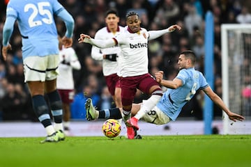 West Ham United's Dutch striker #07 Crysencio Summerville (C) fights for the ball with Manchester City's Croatian midfielder #08 Mateo Kovacic during the English Premier League football match between Manchester City and West Ham United at the Etihad Stadium in Manchester, north west England, on January 4, 2025. (Photo by Oli SCARFF / AFP) / RESTRICTED TO EDITORIAL USE. No use with unauthorized audio, video, data, fixture lists, club/league logos or 'live' services. Online in-match use limited to 120 images. An additional 40 images may be used in extra time. No video emulation. Social media in-match use limited to 120 images. An additional 40 images may be used in extra time. No use in betting publications, games or single club/league/player publications. / 