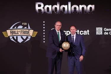 El presidente del Joventut, Juanan Morales, recibe el premio de manos de Bernie Álvarez, consejero de Deportes de la Generalitat de Cataluña.