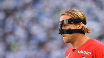 Rennes' Croatian midfielder Lovro Majer wearing a protective face mask looks on during the French L1 football match between Olympique Marseille (OM) and Stade Rennais FC (Rennes) at Stade Velodrome in Marseille, southern France on September 18, 2022. (Photo by Nicolas TUCAT / AFP)