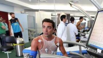 <b>LLEGARON. </b>Los internacionales, con Xavi a la cabeza, pasaron ayer las revisiones médicas.