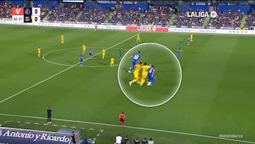 Raphinha cae en la trampa del defensor y termina expulsado