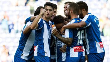 GRAF4250. CORNELL&Agrave;-ELPRAT DEL LLOBREGAT (BARCELONA), 16/09/2018.-Los compa&ntilde;eros de S. Garc&iacute;a (c) abrazan al jugador tras marcar el primer gol de su equipo durante el partido correspondiente a la cuarta jornada de LaLiga Santander disp