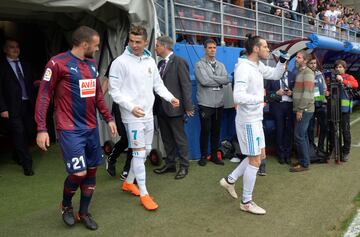 Cristiano Ronaldo y Pedro León charlan durante la salida al campo. 