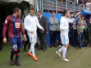 Cristiano Ronaldo y Pedro León charlan durante la salida al campo. 