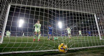 1-1. Tras varios centros al rea del Barcelona, Couba da Costa remata el ltimo, desva I?aki Pe?a con la mano y Mauro Arambarri atento marca el gol del empate.