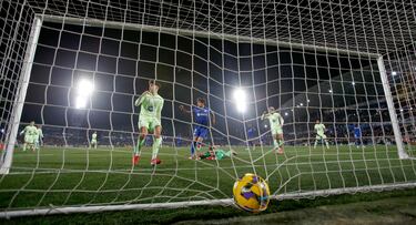 1-1. Tras varios centros al área del Barcelona, Couba da Costa remata el último, desvía Iñaki Peña con la mano y Mauro Arambarri atento marca el gol del empate.