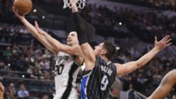 Manu Ginobili trata de anotar ante Nikola Vucevic.
