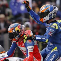 El 'autoestopista' Rins no pasó miedo como paquete de Miller