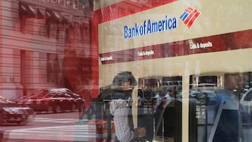 Usuario en una sucursal de Bank of America.