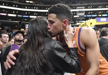 La pareja compartió un dulce momento después del juego de baloncesto de Booker, en el que los Phoenix Suns derrotaron a Los Angeles Lakers. ¡Checa las fotos!