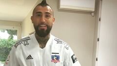 ¡Listo para el Superclásico!: Vidal se puso la camiseta de Colo Colo