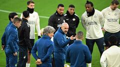 Peter Bosz da una charla a sus jugadores en el último entrenamiento antes del partido del PSV en Dortmund.