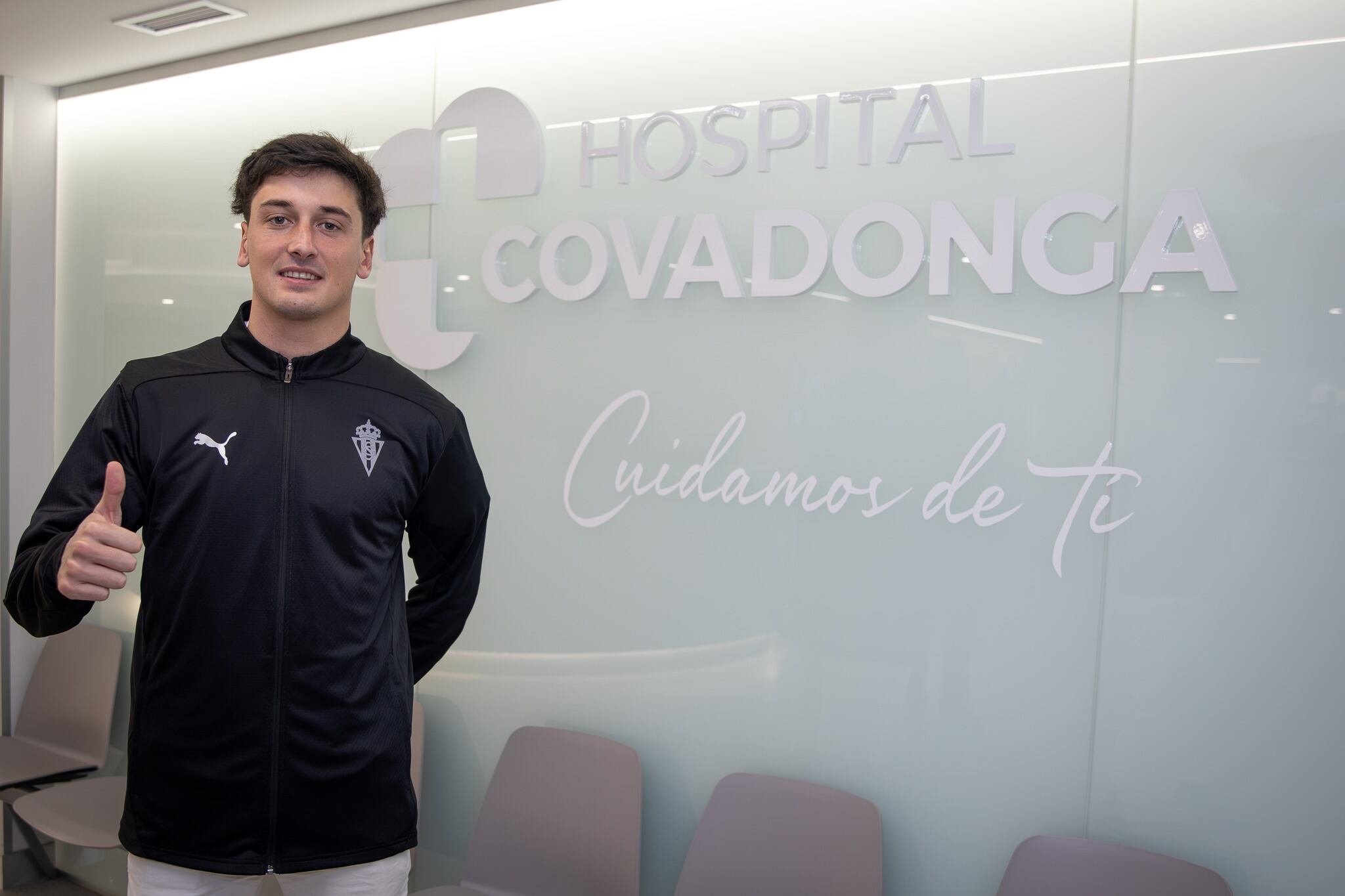 10-04-25. CARLOS DOTOR, TRAS PASAR EL RECONOCIMIENTO MÉDICO PARA SU FICHAJE POR EL SPORTING.