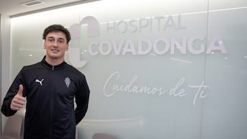 10-04-25. CARLOS DOTOR, TRAS PASAR EL RECONOCIMIENTO MÉDICO PARA SU FICHAJE POR EL SPORTING.
