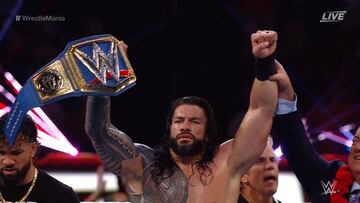 Roman Reigns celebra su victoria en WrestleMania 37.