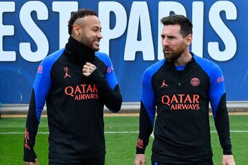 Neymar Jr y Lionel Messi bromean durante el entrenamiento del Paris Saint-Germain Football Club.