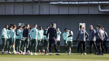 Pellegrini, junto a sus jugadores.