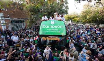 La plantilla de Unicaja celebra por las calles de Mlaga y con su aficin el ttulo de Copa del Rey conseguido al ganar al Real Madrid en la final.