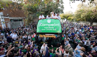 La plantilla de Unicaja celebra por las calles de Málaga y con su afición el título de Copa del Rey conseguido al ganar al Real Madrid en la final.