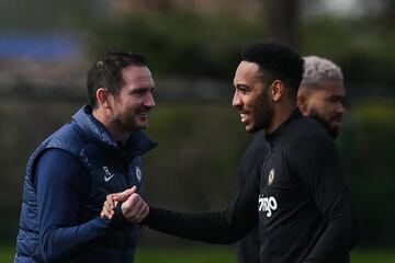 Lampard dialoga con Aubameyang durante el último entrenamiento del Chelsea en Londres.