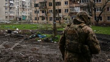 FILE PHOTO: A Ukrainian service member walks near residential buildings damaged by a Russian military strike, amid Russia's attack on Ukraine, in the front line town of Bakhmut, in Donetsk region, Ukraine April 21, 2023. REUTERS/Anna Kudriavtseva/File Photo