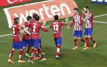 Los jugadores celebran el 2-0 de Saúl. 


 