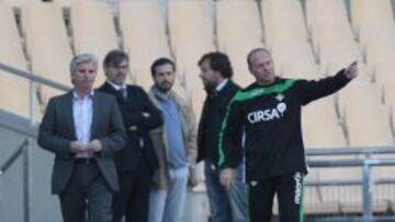 En la imagen, el técnico se queja al presidente del estado del césped de La Cartuja.