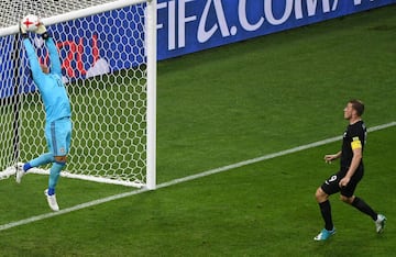 Chris Wood observa a Alfredo Talavera descolgar el balón.