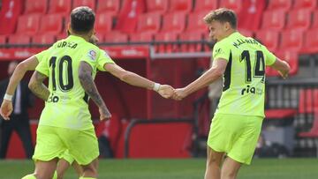 Marcos Llorente, Carrasco y Correa celebran el 0-1 en el Granada-Atlético.