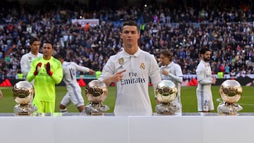 GRA060. MADRID, 07/01/2017.- El delantero portugués Cristiano Ronaldo posa para los medios tras recibir este sábado su cuarto Balón de Oro y dedicar el galardón a la afición del Real Madrid, antes del partido de la decimo séptima jornada de liga de Primera División disputado esta mañana en el estadio Santiago Bernabéu. EFE/J.J. Guillén