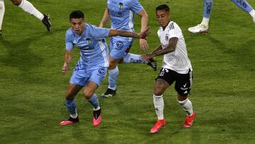 Futbol, Colo Colo vs OHiggins.
Fecha 3, campeonato Nacional 2021.
El jugador de OHiggins Augusto Batalla disputa el balon con Martin Rodriguez de Colo Colo durante el partido de primera division realizado en el estadio Monumental de Santiago, Chile.