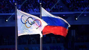 Imagen de la bandera olímpica y la bandera de Rusia en los Juegos Olímpicos de Invierno de Sochi.