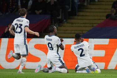 0-2. Denzel Dumfries celebra el segundo gol con sus compañeros.