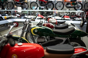 Motos pioneras de campo. En verde, destaca la Ossa Pluma 230 (1967-1977).