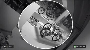 Las c&aacute;maras de seguridad de la tienda de MTB Enduro LTM Racing, de San Sebasti&aacute;n de los Reyes (Madrid) graba a un ladr&oacute;n arrastr&aacute;ndose por el suelo para robar una bici. 