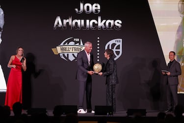 Joe Arlakas recibe el premio de manos de Elisa Aguilar, Presidenta de la FEB.