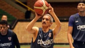 Octavio Carrillo, el más veterano en jugar baloncesto profesional
