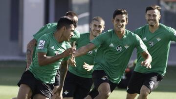 Mandi, con el 23 de Michael Jordan, durante un entrenamiento con el Betis.