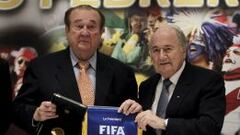 Blatter (R) junto a Nicolas Leoz de la Conmebol. 