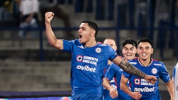 AME9477. CIUDAD DE MÉXICO (MÉXICO), 18/10/2025.- Gabriel Fernández (i) de Cruz Azul celebra un gol este sábado, en un partido de la jornada 13 de la Liga MX entre Cruz Azul y América en el estadio Olímpico Universitario, en Ciudad de México. EFE/ José Méndez