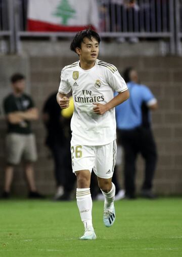 En 2015 dejó la cantera del Barcelona para marcharse a Japón. Ha vuelto a España este 2019 para jugar en el Real Madrid Castilla.