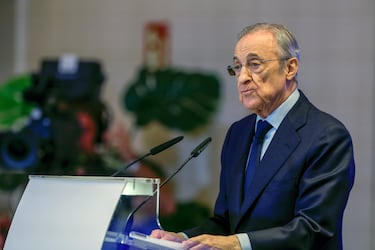 El presidente del Real Madrid, Florentino Pérez pronuncia unas palabras durante el acto de entrega de la Bota de Oro al delantero francés Kylian Mbappé , este viernes en el palco del Santiago Bernabéu.