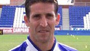 <b>NUEVOS COLORES.</b> Tras más de doce años vistiendo la camiseta del Betis, Merino, ha cambiado sus colores por los del vecino.