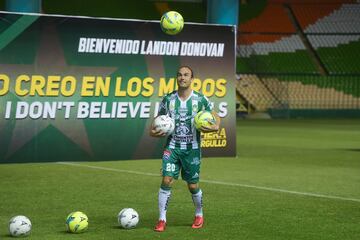 El máximo goleador de Estados Unidos fue presentado oficialmente como nuevo refuerzo del conjunto esmeralda para el Torneo Clausura 2018.