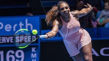 La tenista estadounidense Serena Williams devuelve la bola durante el individual femenino ante Katie Boultier en el enfrentamiento entre Reino Unido y Estados Unidos durante la sexta jornada de la Copa Hopman.