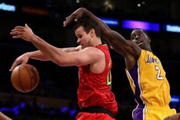 Kris Humphries recibe un 'gorro' literal de Brandon Bass en el Lakers-Hawks